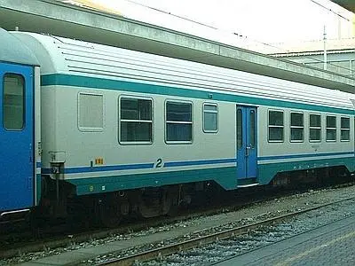 Incidente ferroviario: treno investe autocisterna, 50 feriti