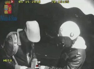 Accoltella un indiano, viene incriminato da video