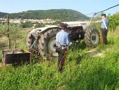 Agricoltore irpino, muore travolto dal suo trattore