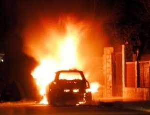 Incendia l'auto dell'amante del fidanzato: denunciata