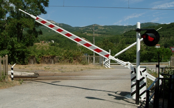 Incidente ferroviario: treno sperona furgone