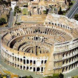 Colosseo: si sgretolano tre pezzi di malta, nessun danno
