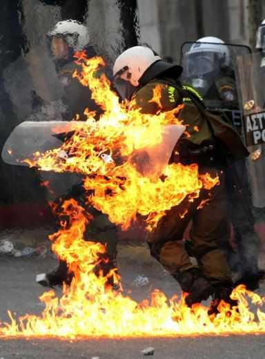 Atene apocalisse 2010:incendi,bombe,iniziano i morti