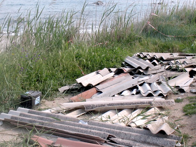 Una discarica di Eternit sulla spiaggia di Briatico