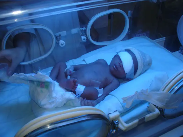 Sta meglio la neonata lanciata dalla finestra