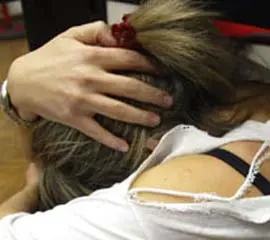 Ferisce e sequestra la convivente, arrestato trentasettenne