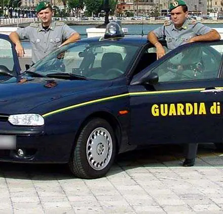Ricatta una donna per un filmino amatoriale: arrestato