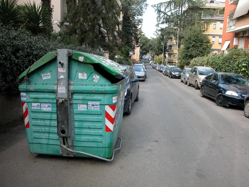Ditta sorpresa a scaricare rifiuti speciali nel cassonetto