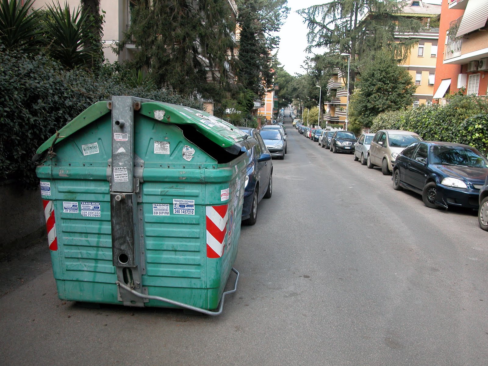 Ditta sorpresa a scaricare rifiuti speciali nel cassonetto