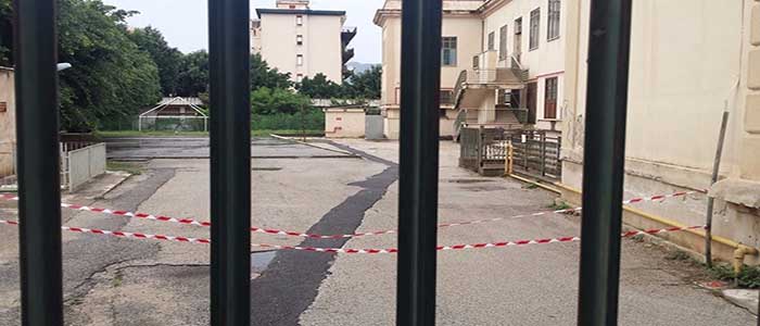 Scuola: Tragedia sfiorata, plesso "Savio" crolla cornicione a Palermo; M5s, "basta sfidare sorte".