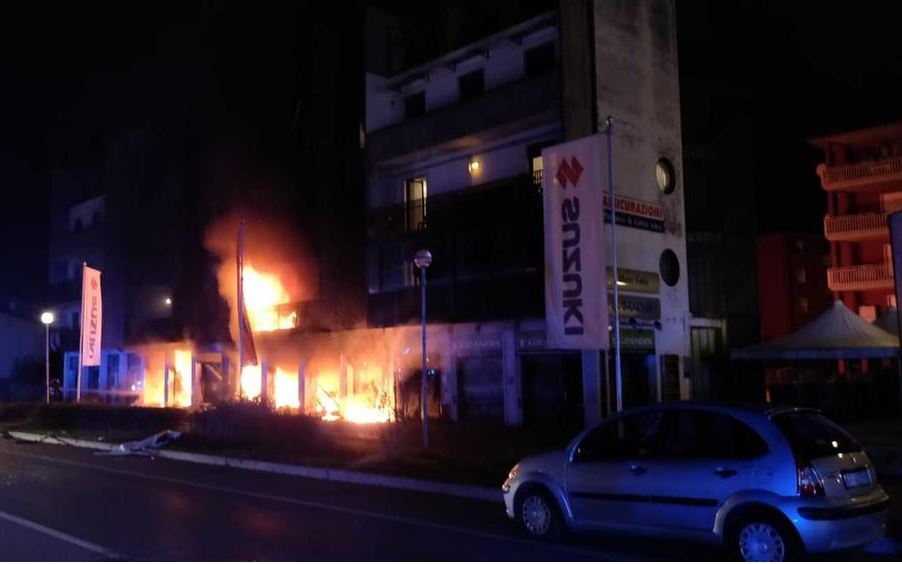 Verona, nella notte esplode palazzina che ospita migranti. Un ferito