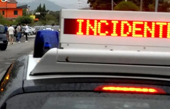 Incidenti stradali: statale 17 moto contro guard rail, muore centauro 