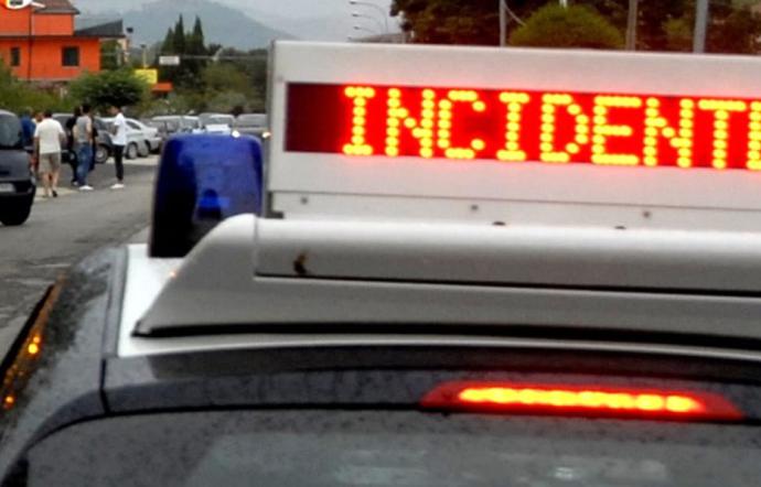Incidenti stradali: statale 17 moto contro guard rail, muore centauro
