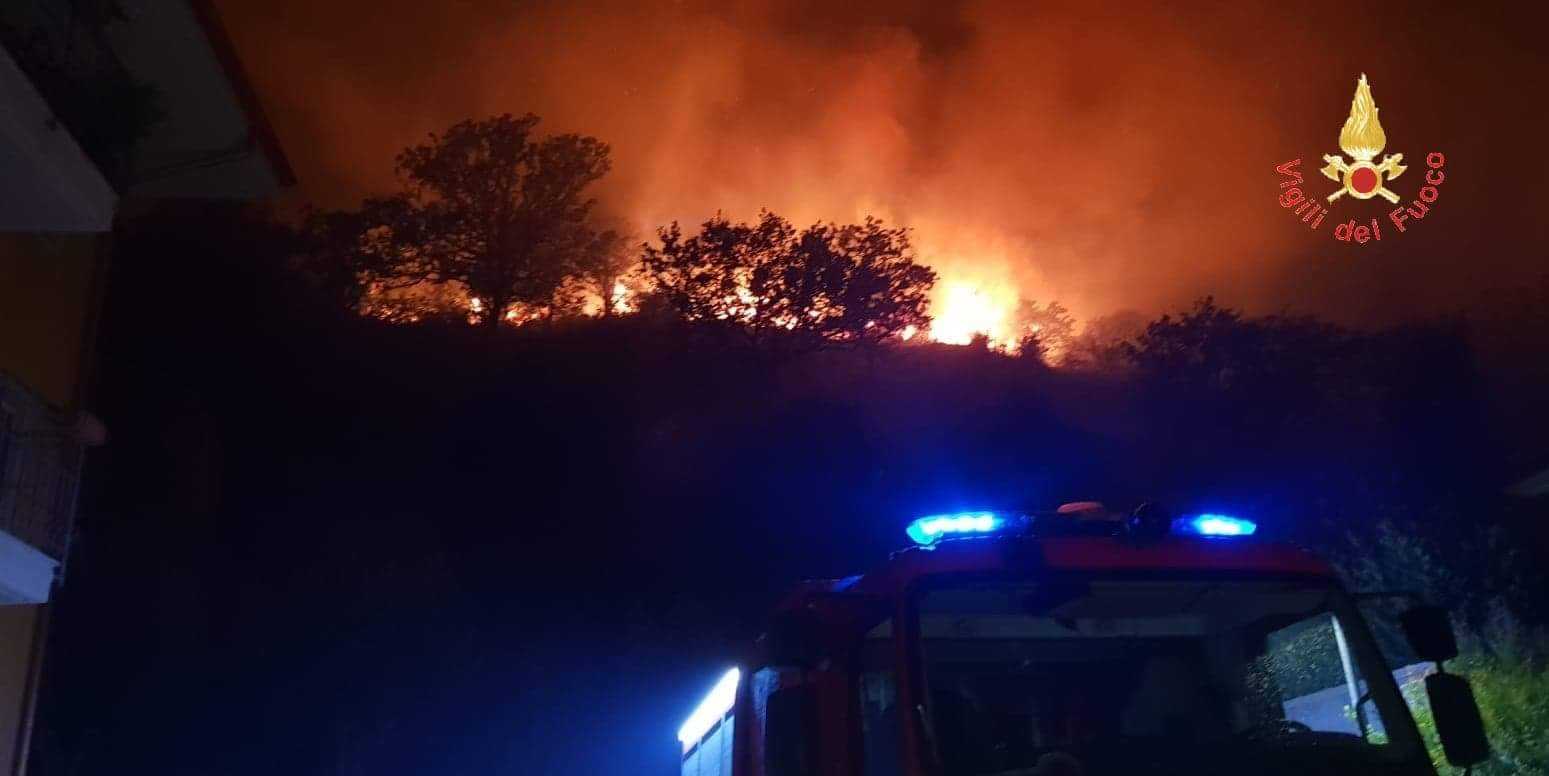 Vigili del Fuoco impegnati da diverse ore per un vasto incendio nel quartiere Cavita di Catanzaro