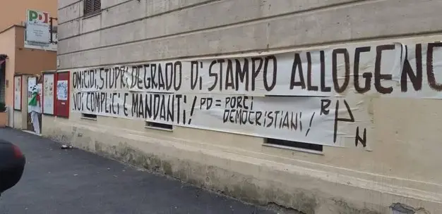 Roma, manichino impiccato davanti alla sede PD di Ponte Milvio
