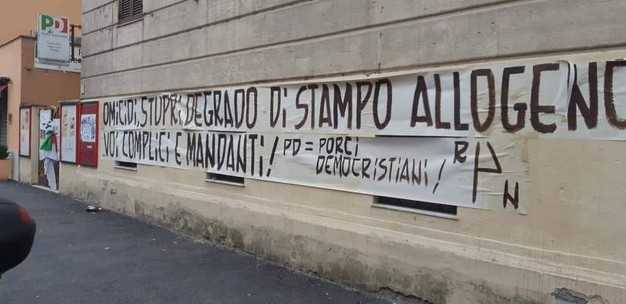 Roma, manichino impiccato davanti alla sede PD di Ponte Milvio