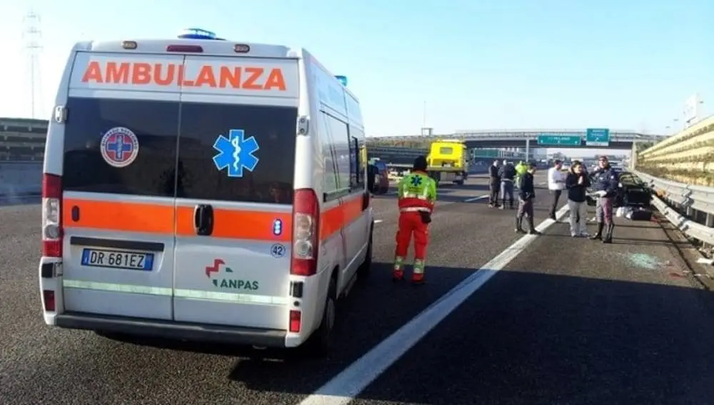 Incidente nella notte in autostrada, travolta madre di due figli