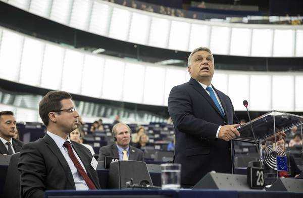 Orban: "L'Ungheria fermerà l'immigrazione da sola"