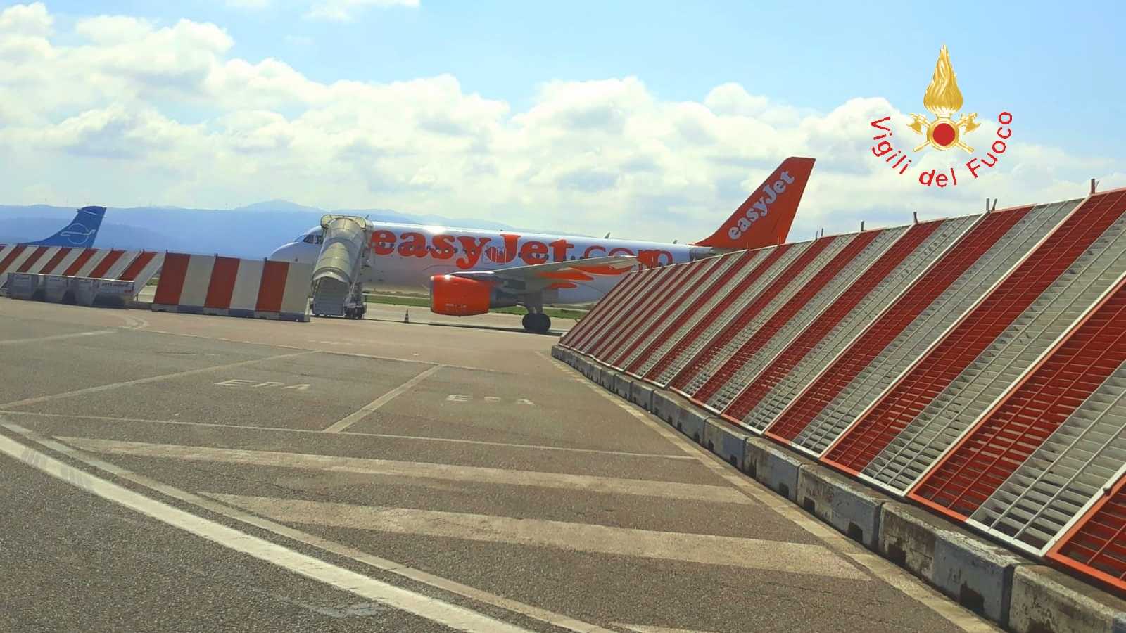 Paura all'aeroporto di Lamezia T. aereo Easyjet impatta contro uno stormo di uccelli