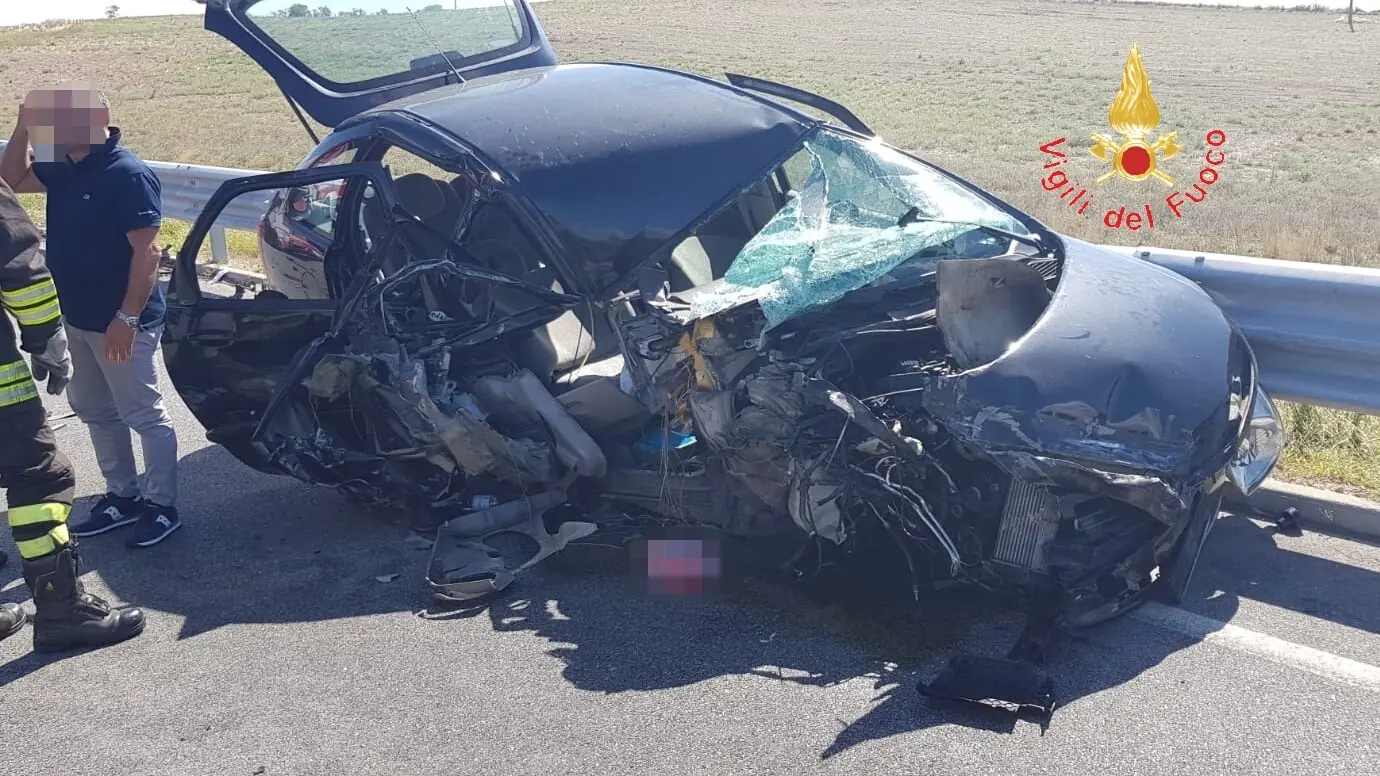 Incidente stradale nel catanzarese, ragazza rimane incastrata in auto intervento dei VVF (Foto)