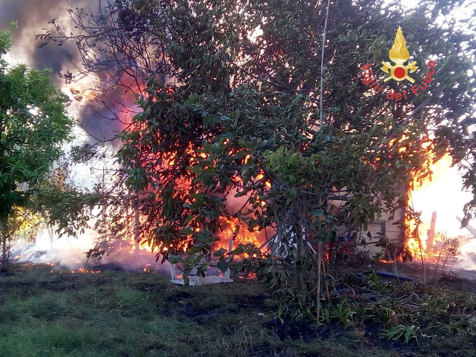 Incendio a Sud di Catanzaro lingue di fuoco e colonne di fumo allarmano gli abitanti intervento VVF