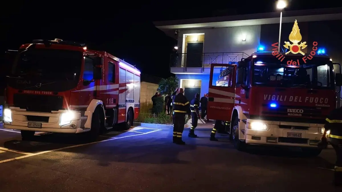 Catanzaro incendio a ridosso alloggi del Campus universitario intervento tempestivo dei VVF