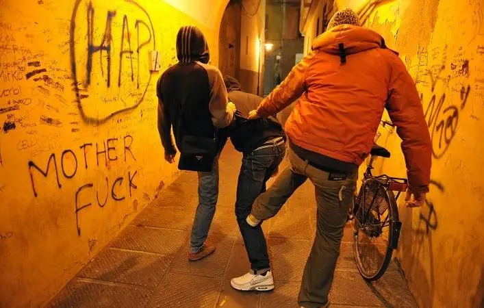 Minorenni massacrano di botte coetaneo e postano video sui social