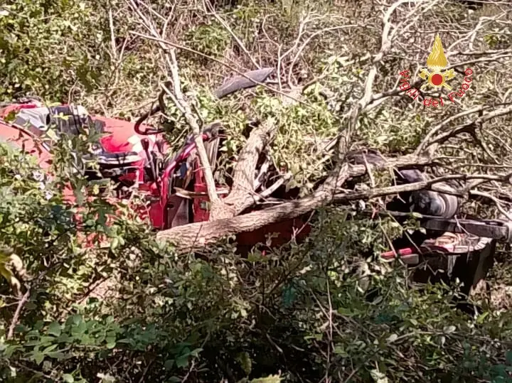 Incidente sul lavoro: Trattore si ribalta e  finisce in un fosso  intervento dei VVF