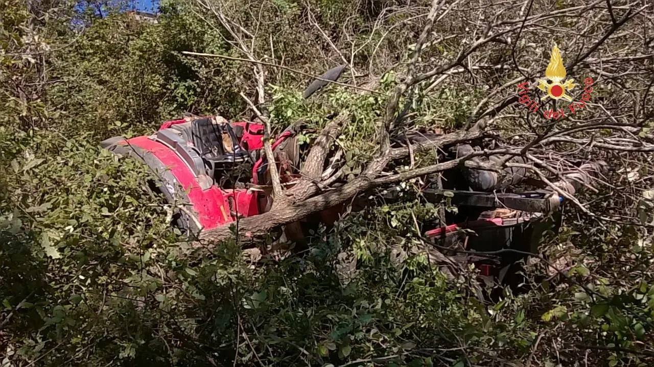 Incidente sul lavoro: Trattore si ribalta e  finisce in un fosso  intervento dei VVF