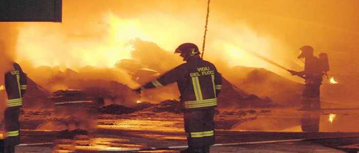 Incendi: rogo mobilificio Santarossa, vigili fuoco ancora al lavoro
