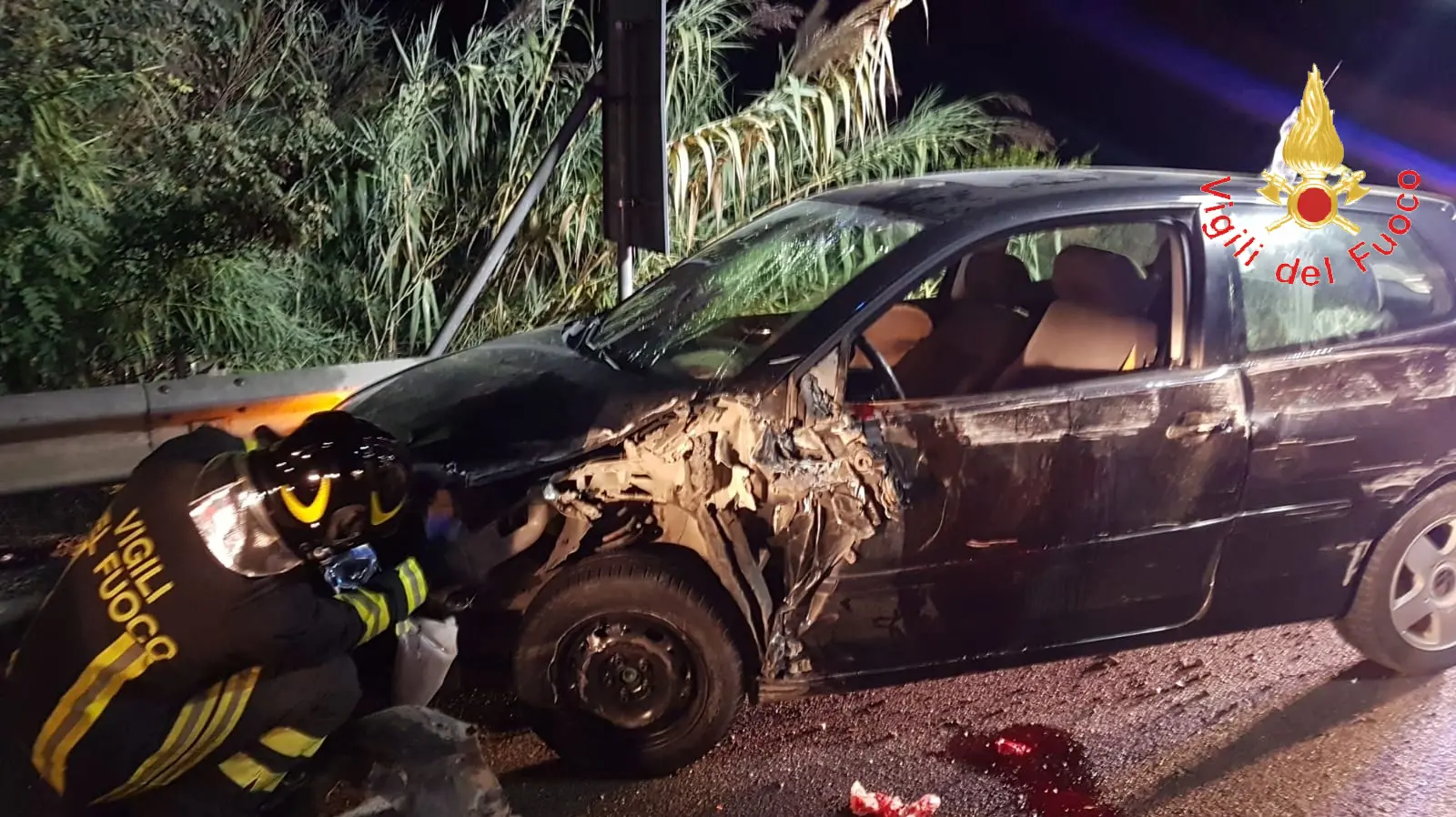 Incidente stradale: SS280 Lamezia T., auto impatta violentemente contro new jersey ed il guardrail