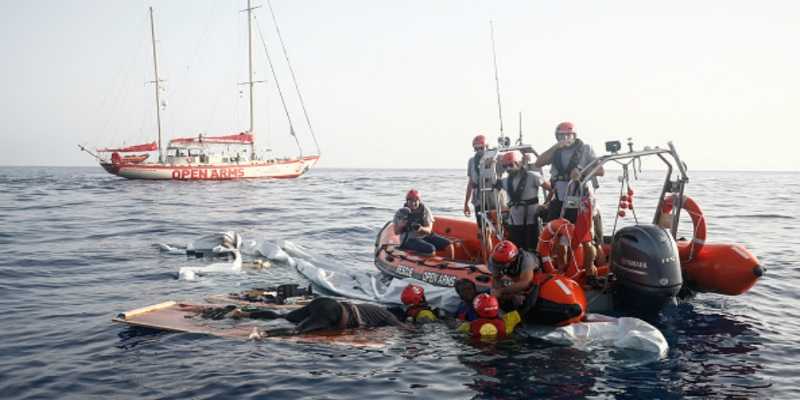 Il rimorchiatore Mare Jonio nel Mediterraneo per salvare i migranti in Libia