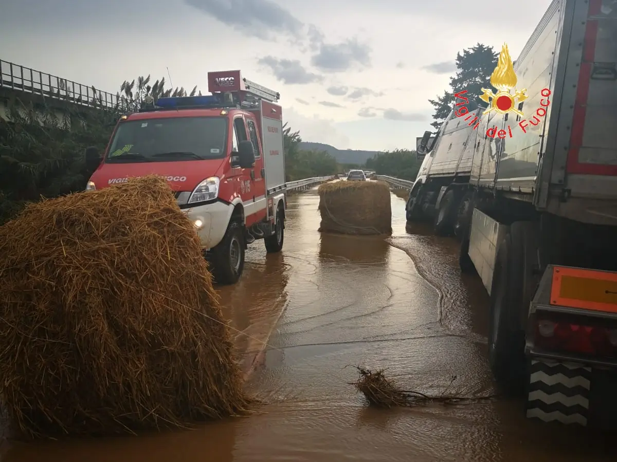 Catanzaro, I VVF impegnatissimi per numerosissimi interventi di soccorso dovuti al maltempo (Video)