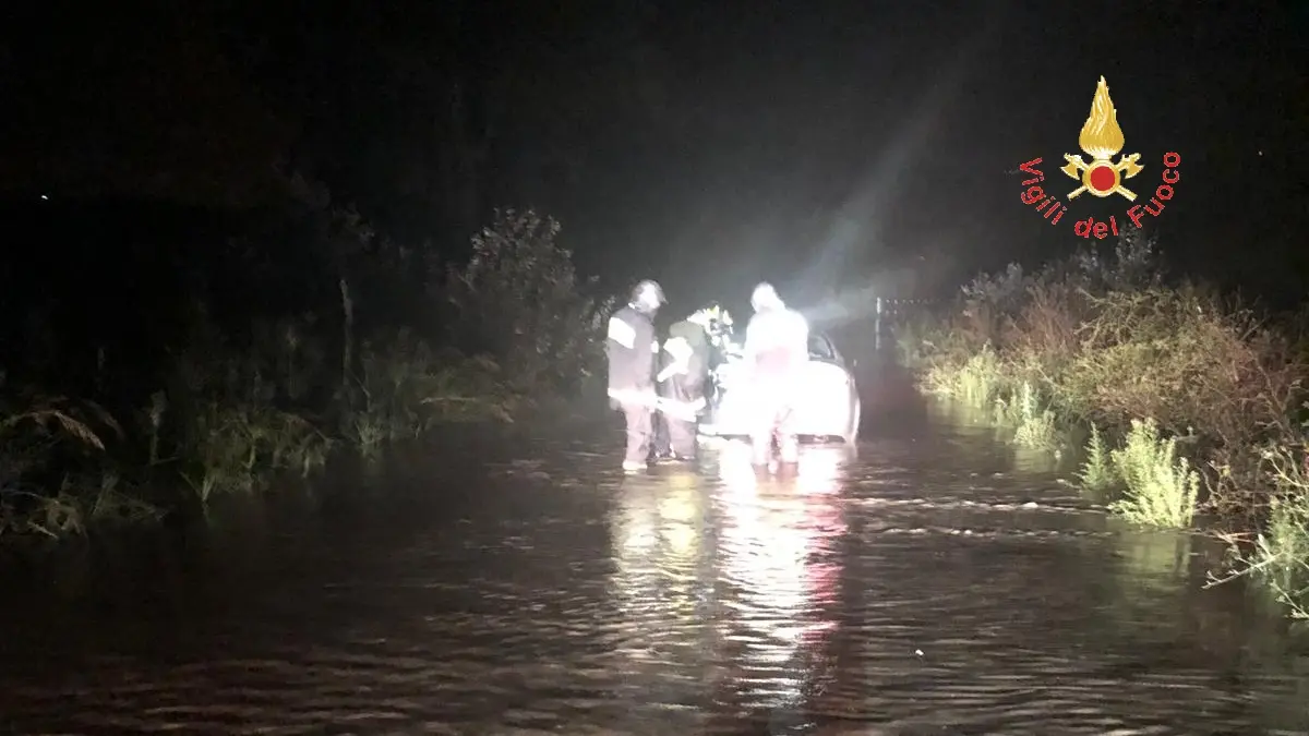 Catanzaro, I VVF impegnatissimi per numerosissimi interventi di soccorso dovuti al maltempo (Video)