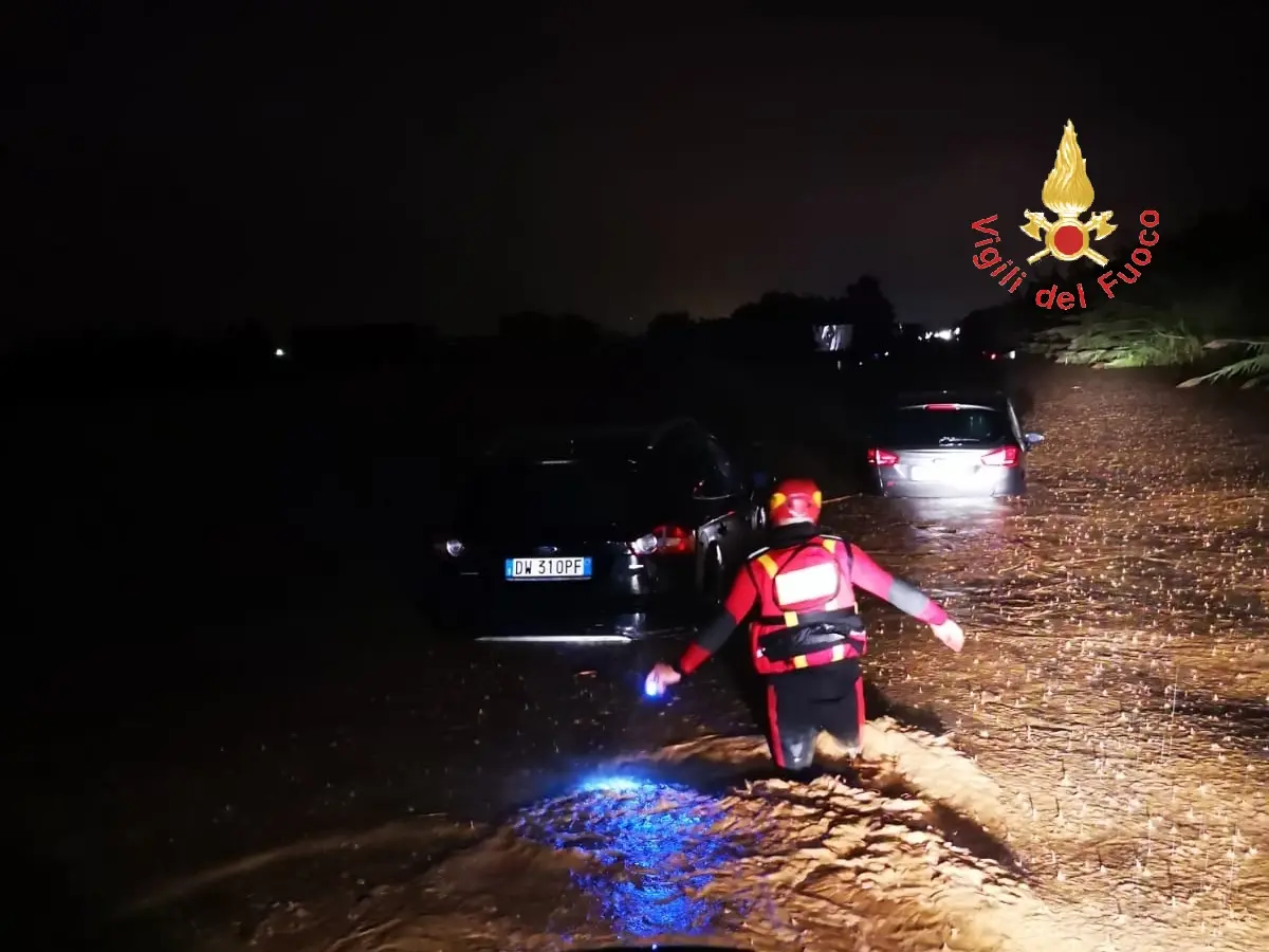 Catanzaro, I VVF impegnatissimi per numerosissimi interventi di soccorso dovuti al maltempo (Video)