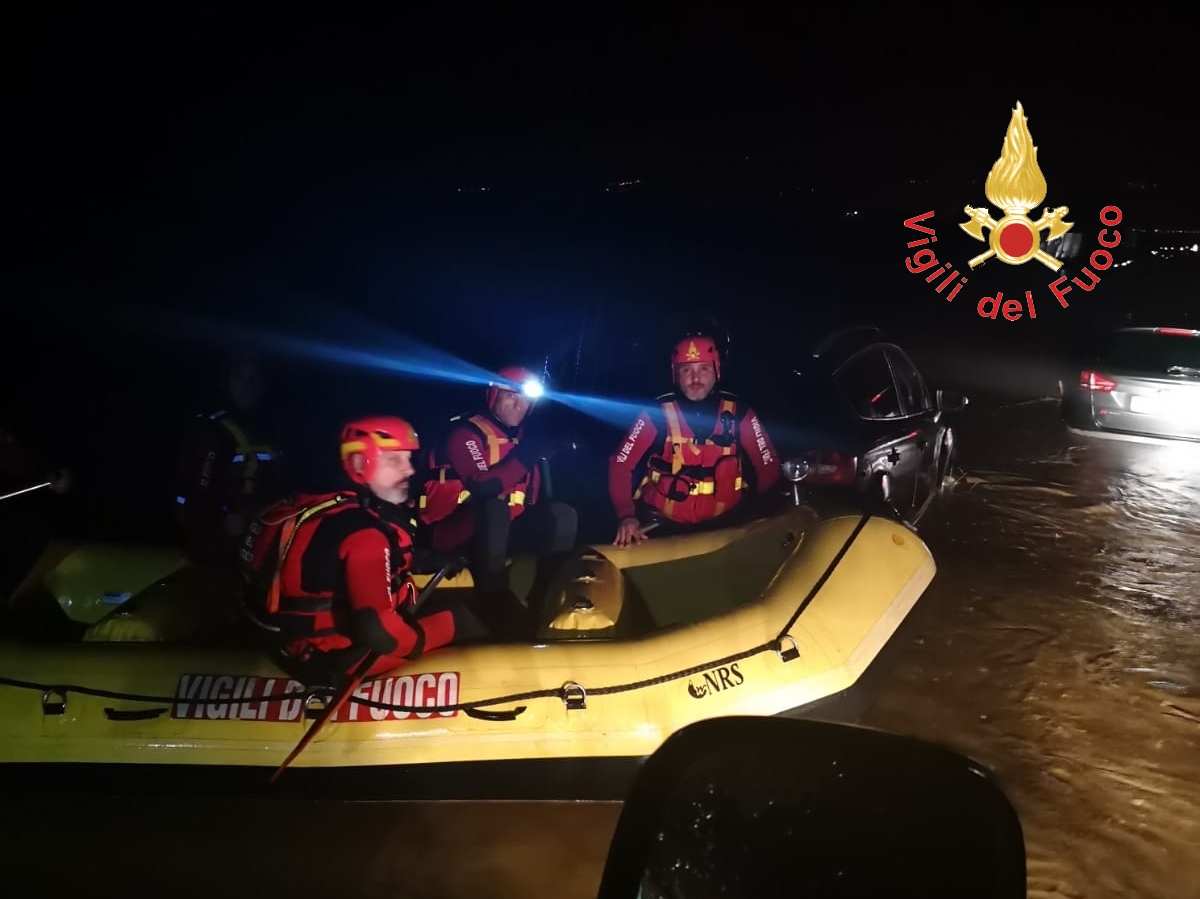 Catanzaro, I VVF impegnatissimi per numerosissimi interventi di soccorso dovuti al maltempo (Video)