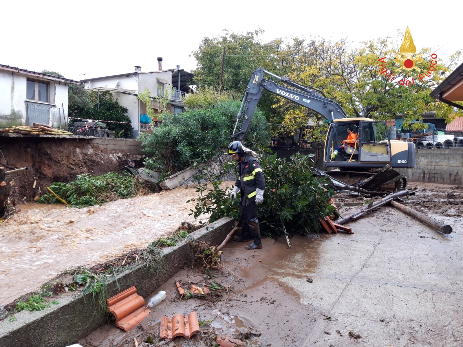 Catanzaro, I VVF impegnatissimi per numerosissimi interventi di soccorso dovuti al maltempo (Video)