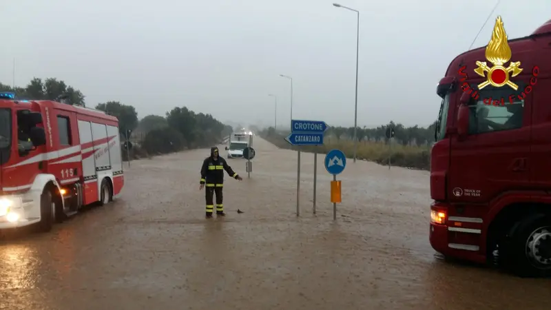 Catanzaro, I VVF impegnatissimi per numerosissimi interventi di soccorso dovuti al maltempo (Video)
