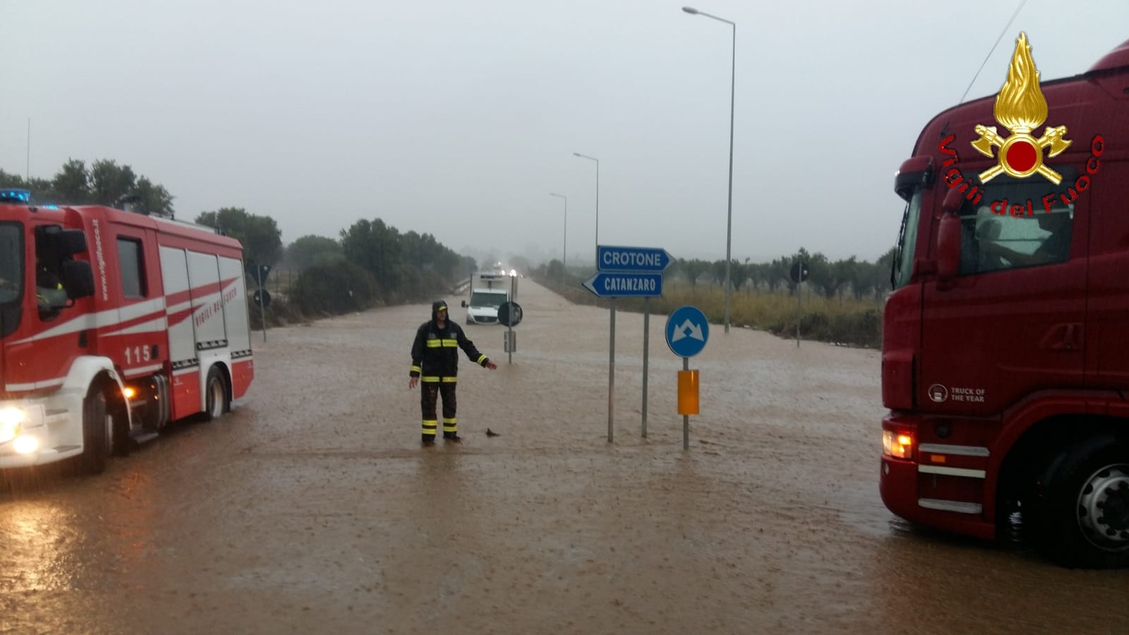 Catanzaro, I VVF impegnatissimi per numerosissimi interventi di soccorso dovuti al maltempo (Video)