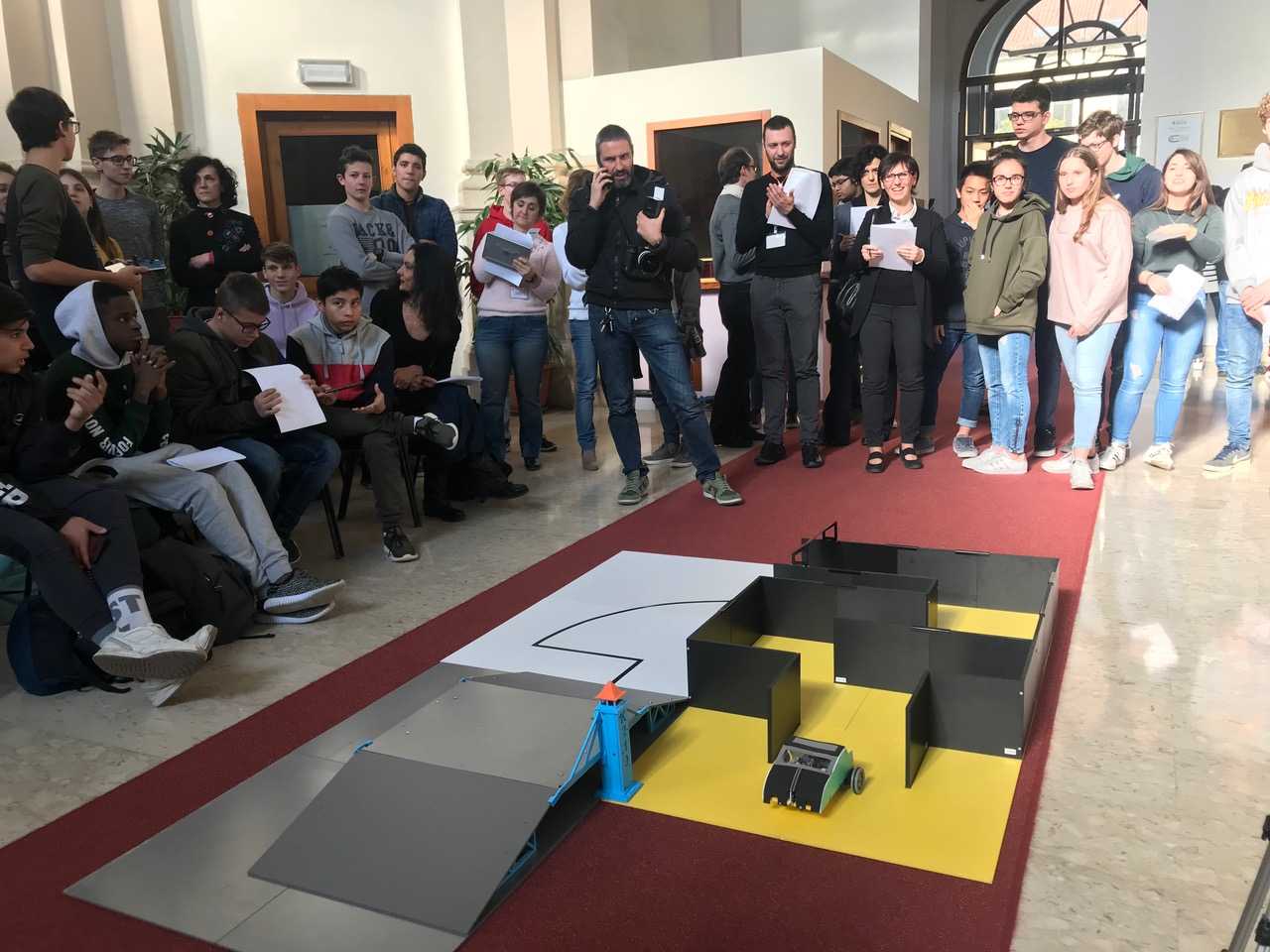 Studenti del Convitto Paolo Diacono di Cividale fanno sperimentare i Robot alla cittadinanza.