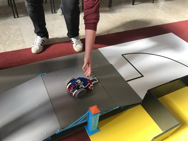 Studenti del Convitto Paolo Diacono di Cividale fanno sperimentare i Robot alla cittadinanza.