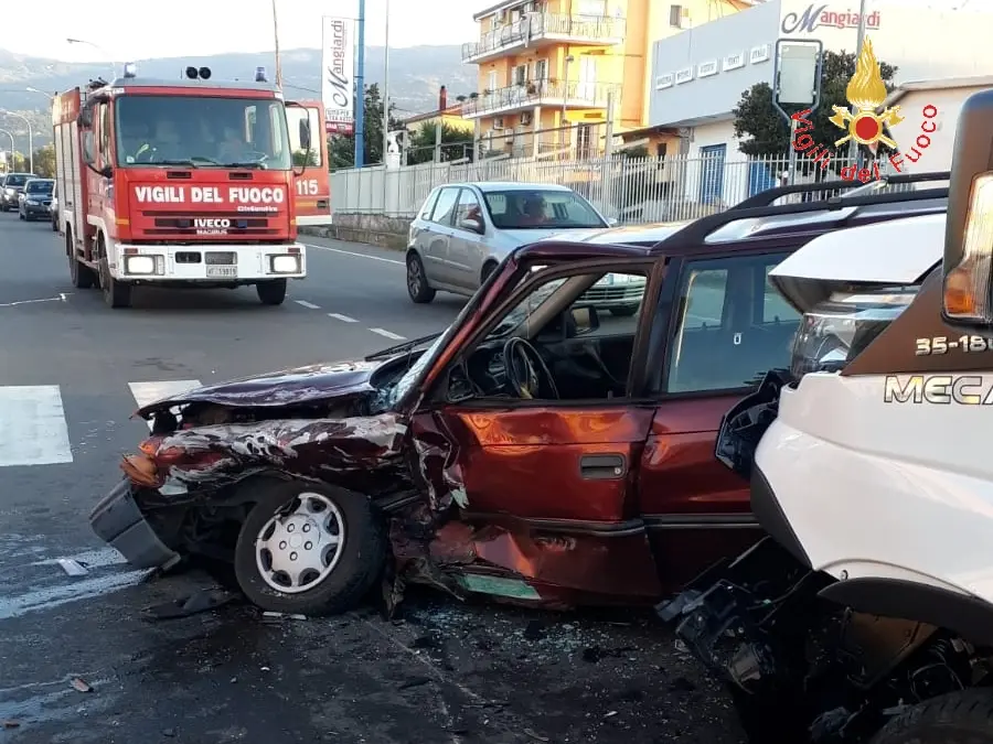 Incidente stradale. Nel catanzarese i VVF estraggono dalle lamiere un ferito grave
