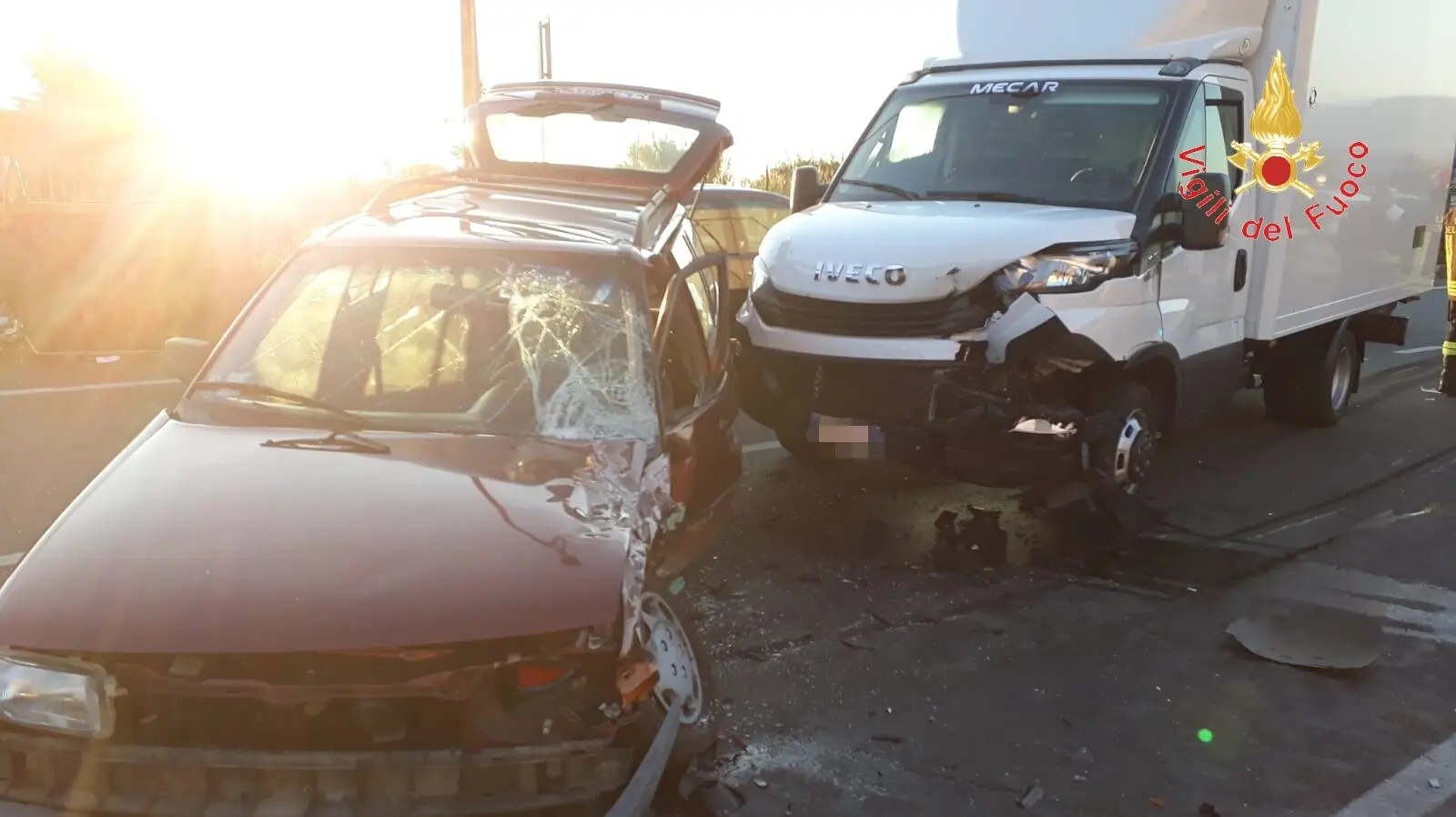 Incidente stradale. Nel catanzarese i VVF estraggono dalle lamiere un ferito grave