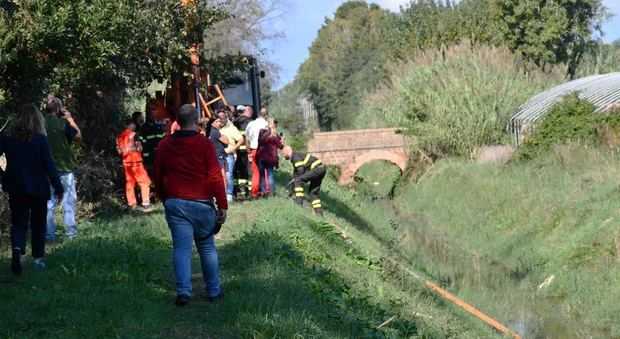 Giallo a Fiumicino, donna trovata morta in un canale: si indaga per omicidio