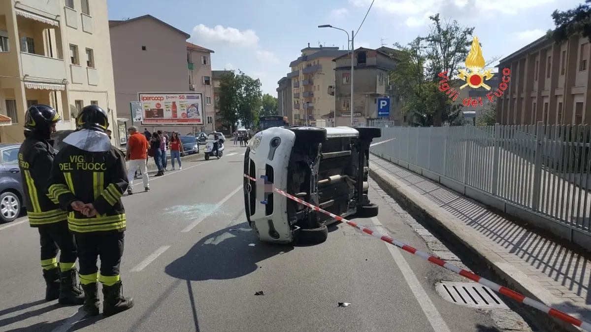 Incidente stradale a Catanzaro, auto si ribalta conducente in stato di shock