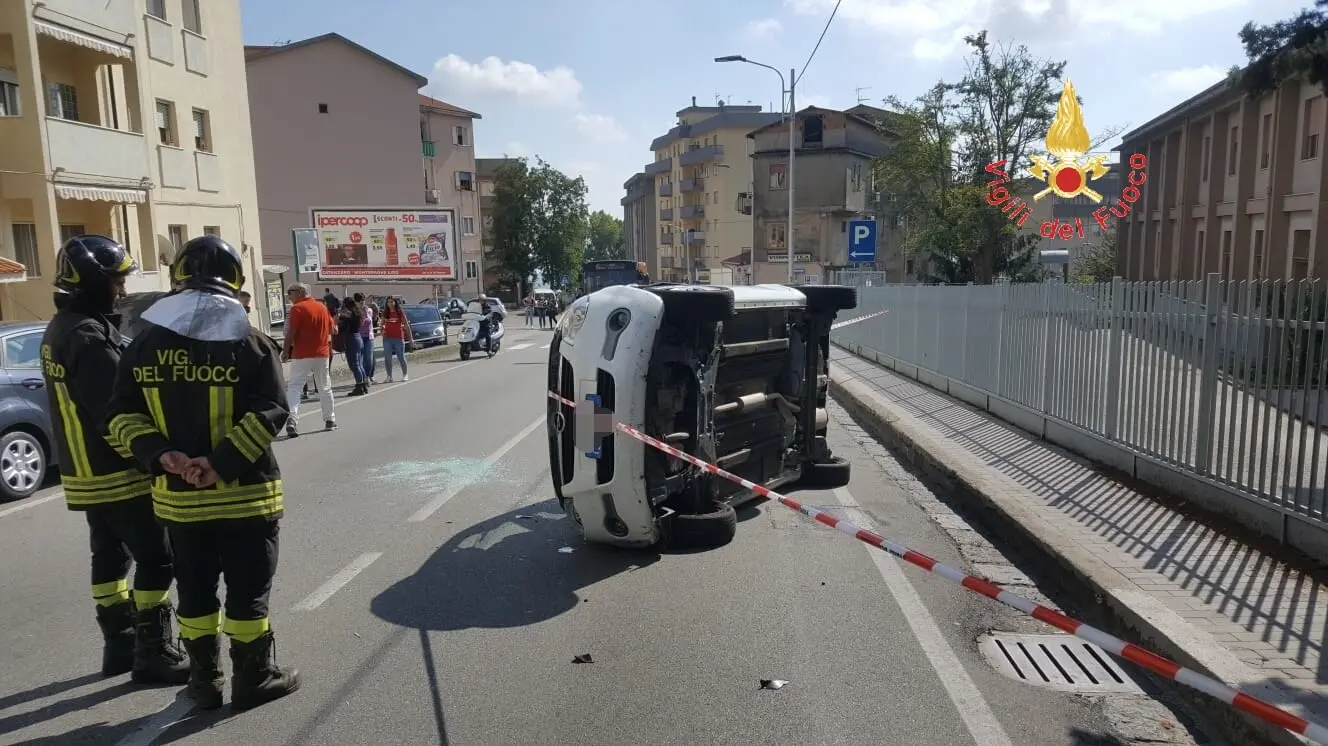 Incidente stradale a Catanzaro, auto si ribalta conducente in stato di shock