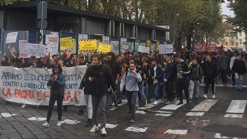 Studenti tornano in piazza in tutta Italia: cortei pro diritto allo studio e contro il governo