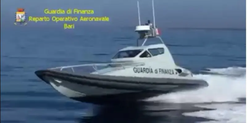 Bloccato nel Salento gommone con 294 Kg di marijuana