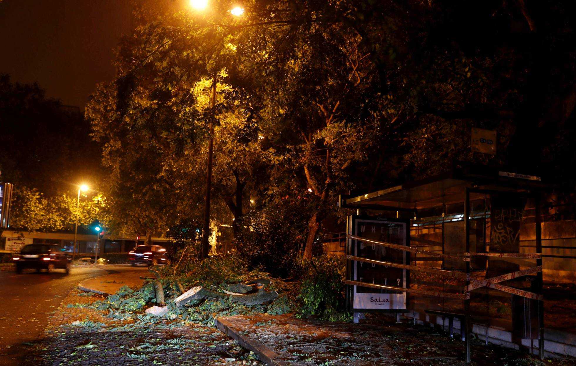 Tempesta tropicale in Portogallo: 15 mila abitazioni senza elettricità