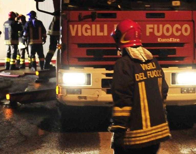 Rogo a Milano, in fiamme capannone con rifiuti in via Dante Chiasserini